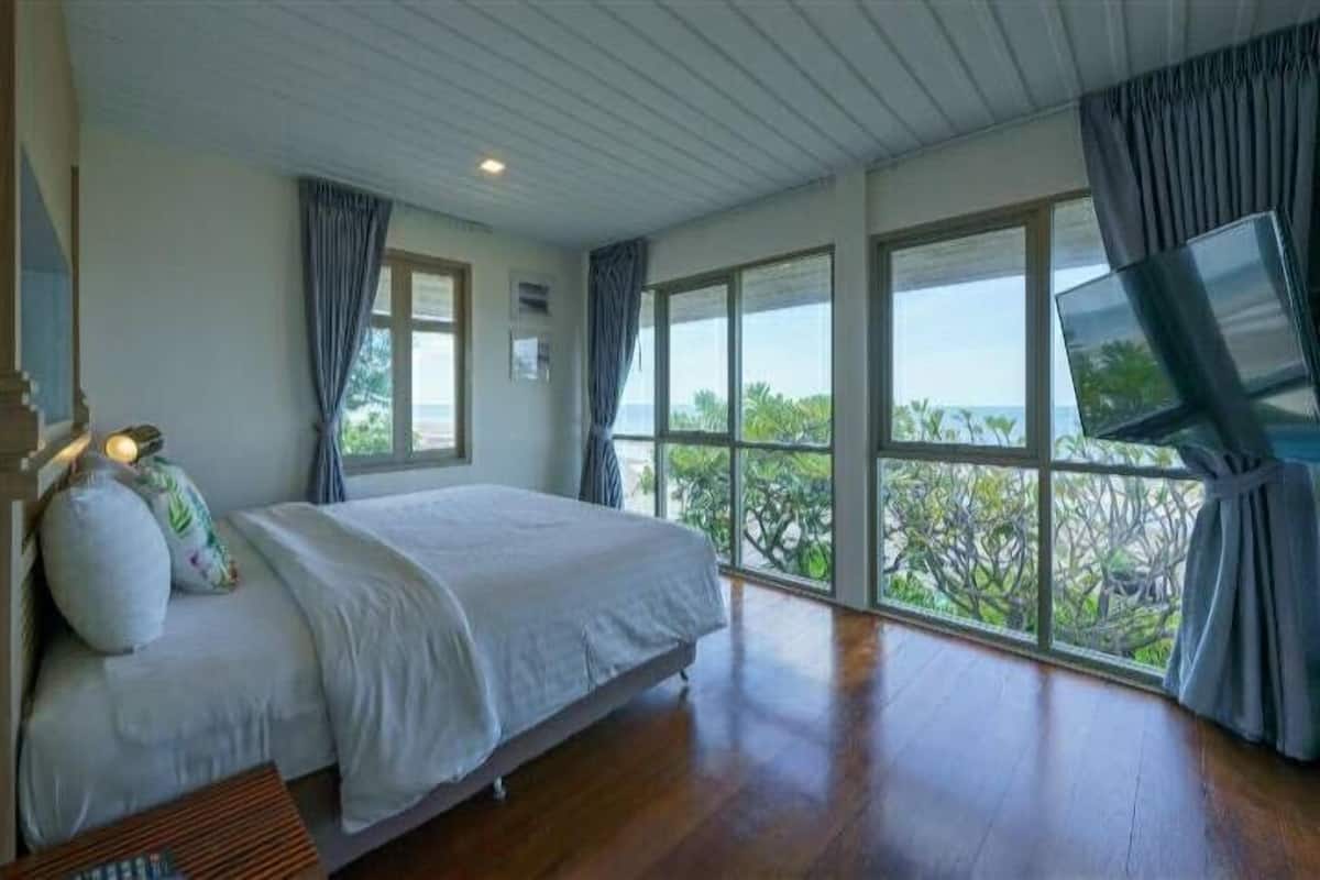 Deluxe Double Room Beach View | 1 bedroom, minibar, in-room safe, desk