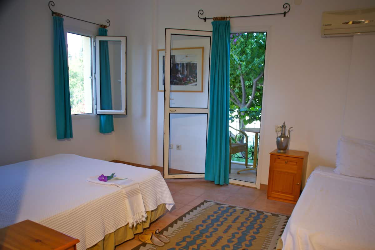 Standard Triple Room | In-room safe, soundproofing, free WiFi, bed sheets