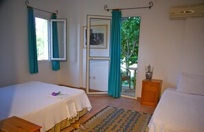 Standard-Dreibettzimmer | Zimmersafe, schallisolierte Zimmer, kostenloses WLAN, Bettwäsche