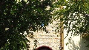 Un arco rojo de piedra con escaleras que llevan a él.