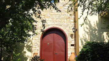 Pintu masuk properti