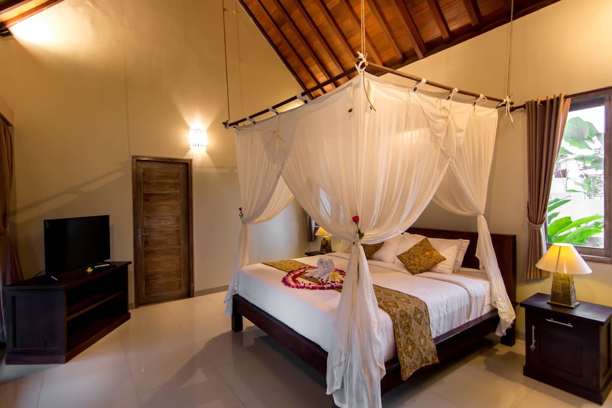 Blackout curtains, soundproofing, free WiFi, bed sheets