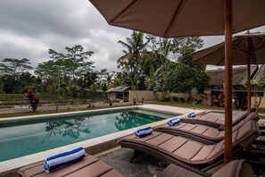 Outdoor pool, pool umbrellas, pool loungers - Niniku villa (Tegallalang)