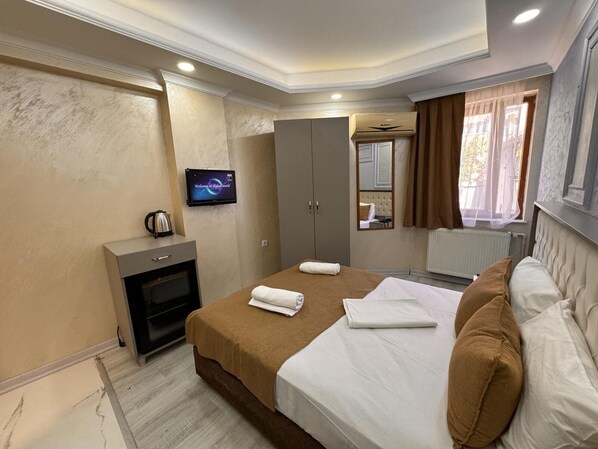 Standard Double or Twin Room | Minibar, bed sheets - Grand Kybele Hotel (Istanbul)