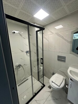 Shower, hair dryer, slippers, heated floors - Grand Kybele Hotel (Istanbul)