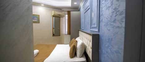 Een minibar, beddengoed