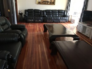 Lobby sitting area - Karen Ndege House Inn (Nairobi)