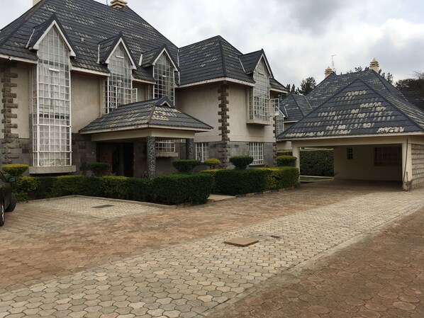 Property entrance - Karen Ndege House Inn (Nairobi)