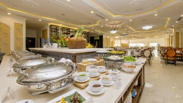 Frukost med lokala rätter varje dag (VND 400000 per person)