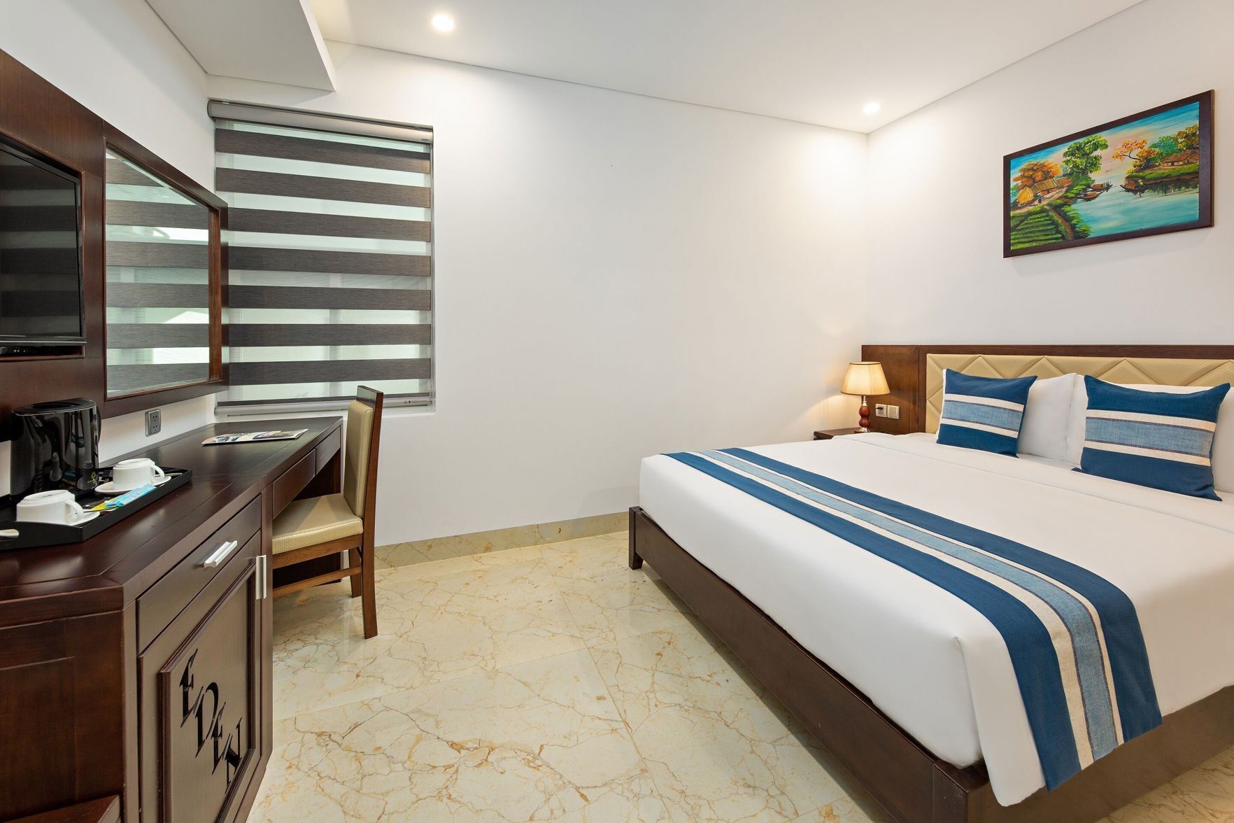 Roupas de cama premium, frigobar, cofres nos quartos, escrivaninha