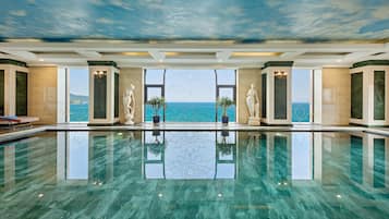 Kolam renang indoor, dengan kursi berjemur