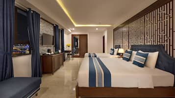 Seprai premium, minibar, brankas, dan meja kerja