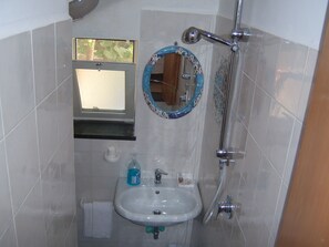 Regadera, amenidades de baño gratuitas, secadora de cabello, bidet 
