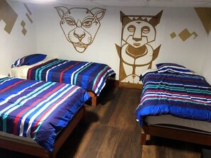 客房内保险箱、办公桌、免费 WiFi、床单