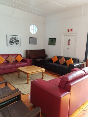 Living area - Zebra Crossing Backpackers (Cape Town)
