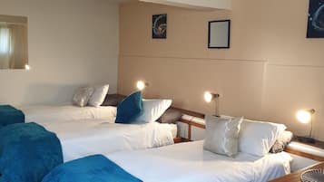 Δωμάτιο (3 Single beds) | Χρηματοκιβώτιο στο δωμάτιο, σίδερο/σιδερώστρα, κλινοσκεπάσματα