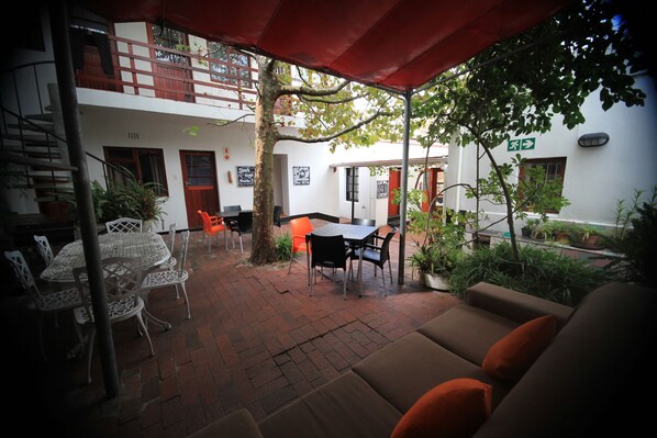 Terrace/patio - Zebra Crossing Backpackers (Cape Town)