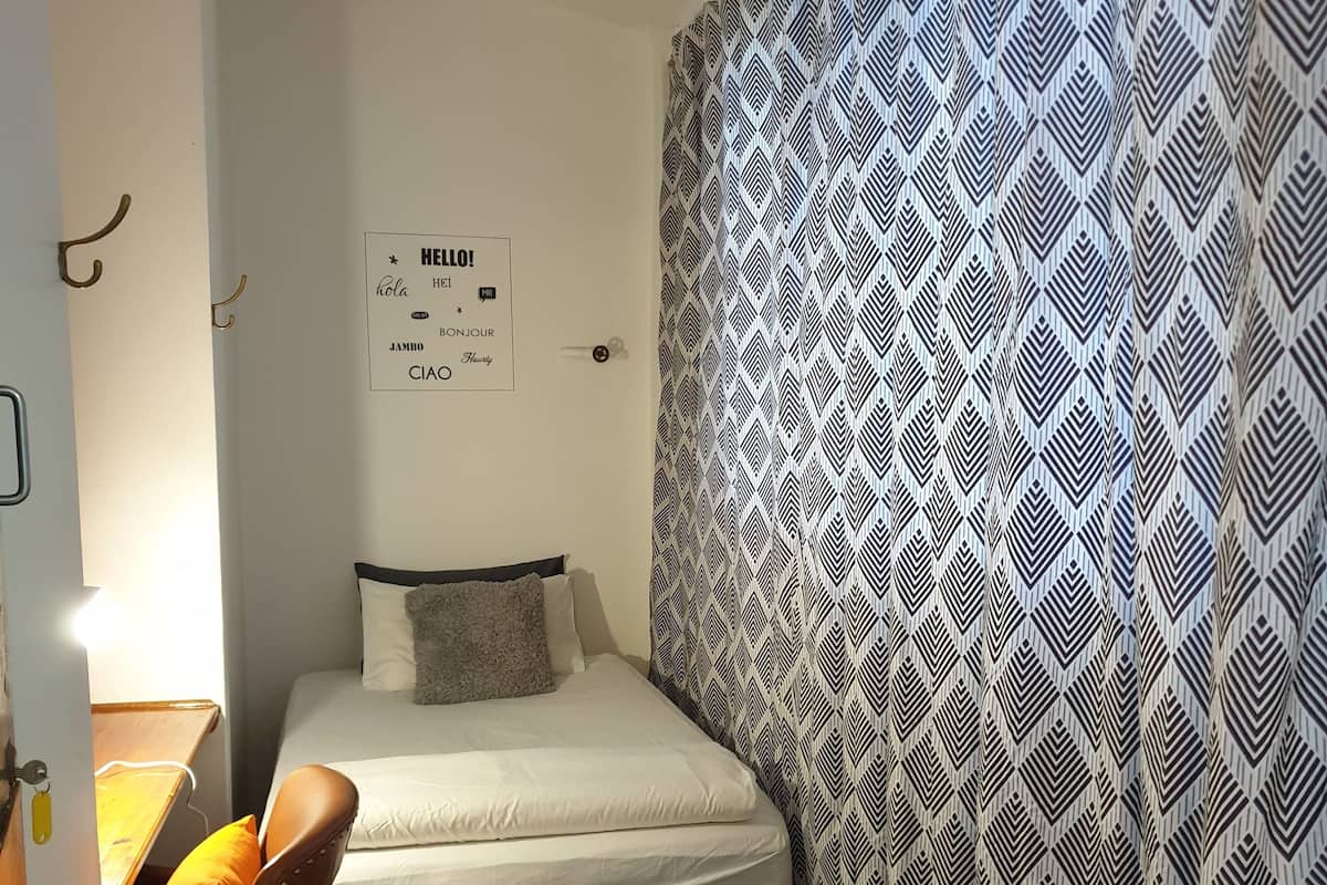 Quarto solteiro standard | Ferros/tábuas de passar roupa, roupa de cama