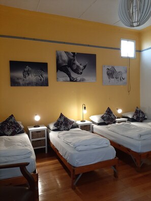 Room (5 single beds) | Iron/ironing board, bed sheets - Zebra Crossing Backpackers (Cape Town)