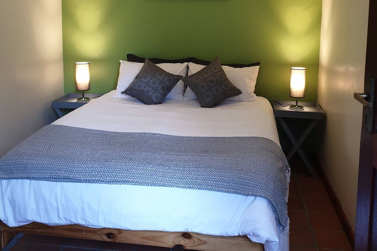 Quarto casal standard | Ferros/tábuas de passar roupa, roupa de cama