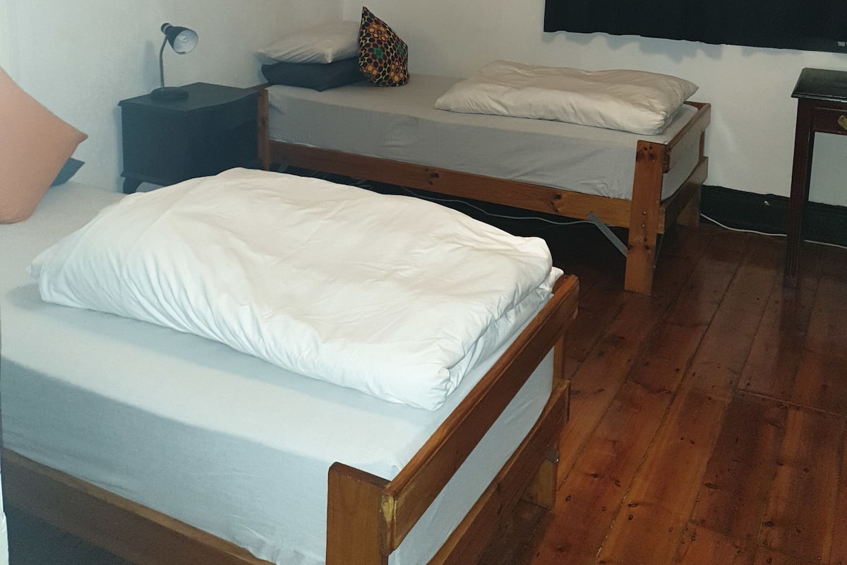 Habitación (6 Single beds) | Caja de seguridad en la habitación y tabla de planchar con plancha
