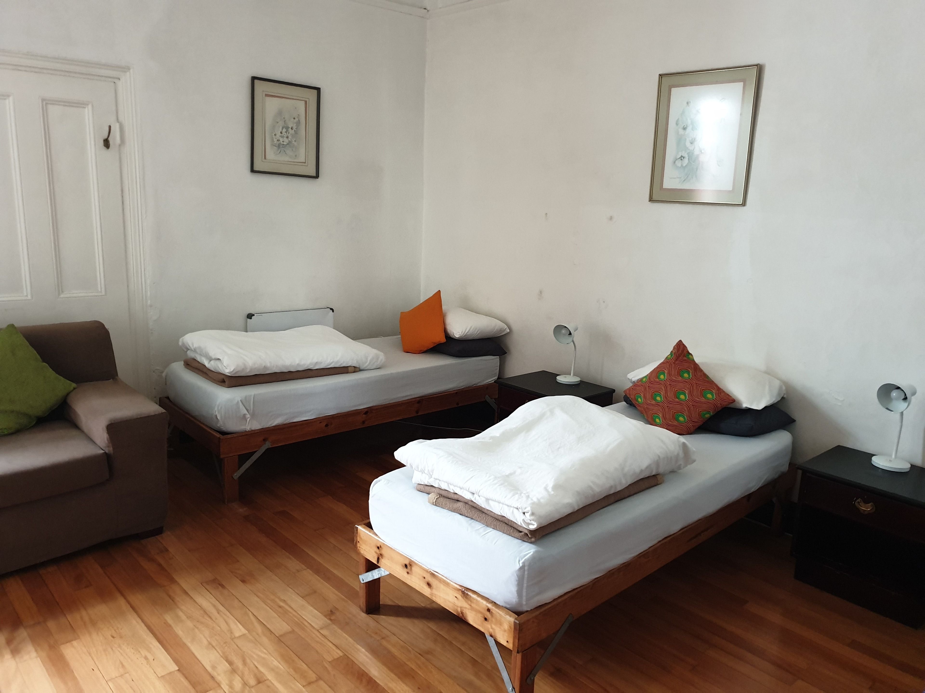 Room (5 single beds) | Seterika/papan seterika, cadar katil 