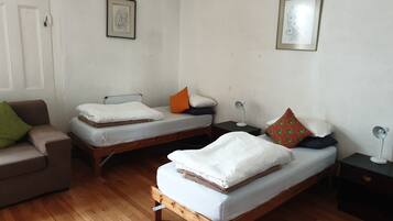 Quarto (5 single beds) | Ferros/tábuas de passar roupa, roupa de cama