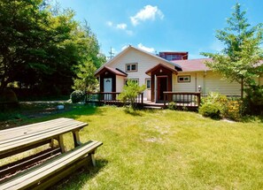 Vista frontal de la propiedad