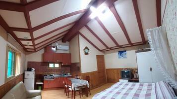 Room | Desk, free WiFi