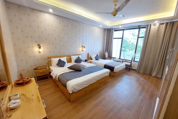 Royal Suite | Egyptian cotton sheets, premium bedding, down duvets, memory-foam beds