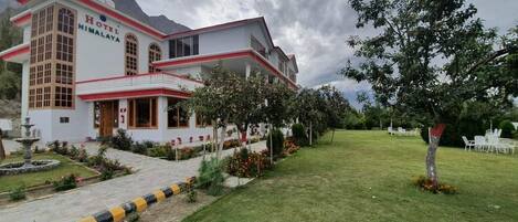 Vista frontal de la propiedad