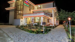 A hotel with a sign reading "Hotel Himalaya."
