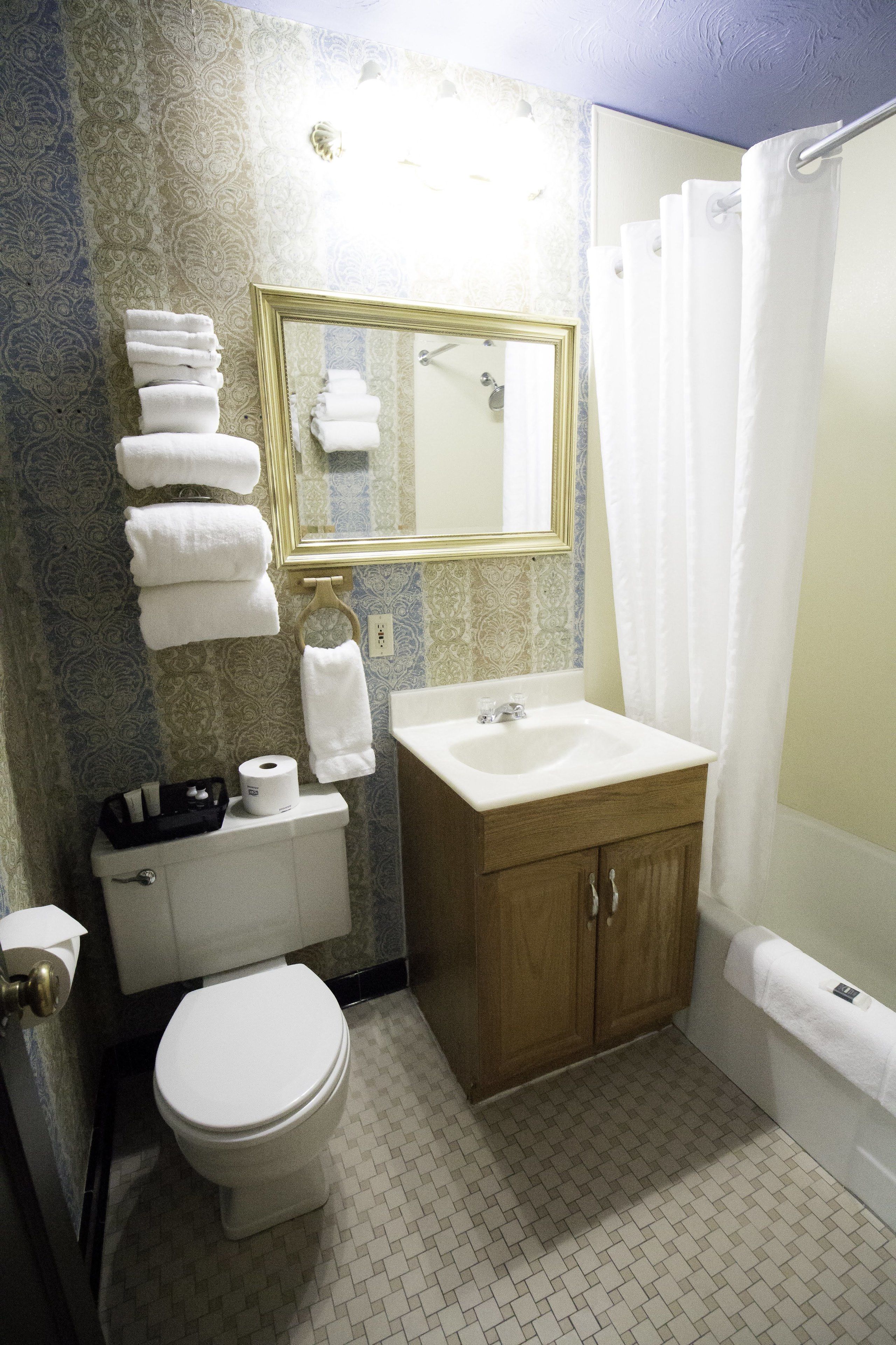 deluxe triple room, multiple beds, non smoking | bathroom | combined shower/bathtub, free toiletries, hair dryer, towels