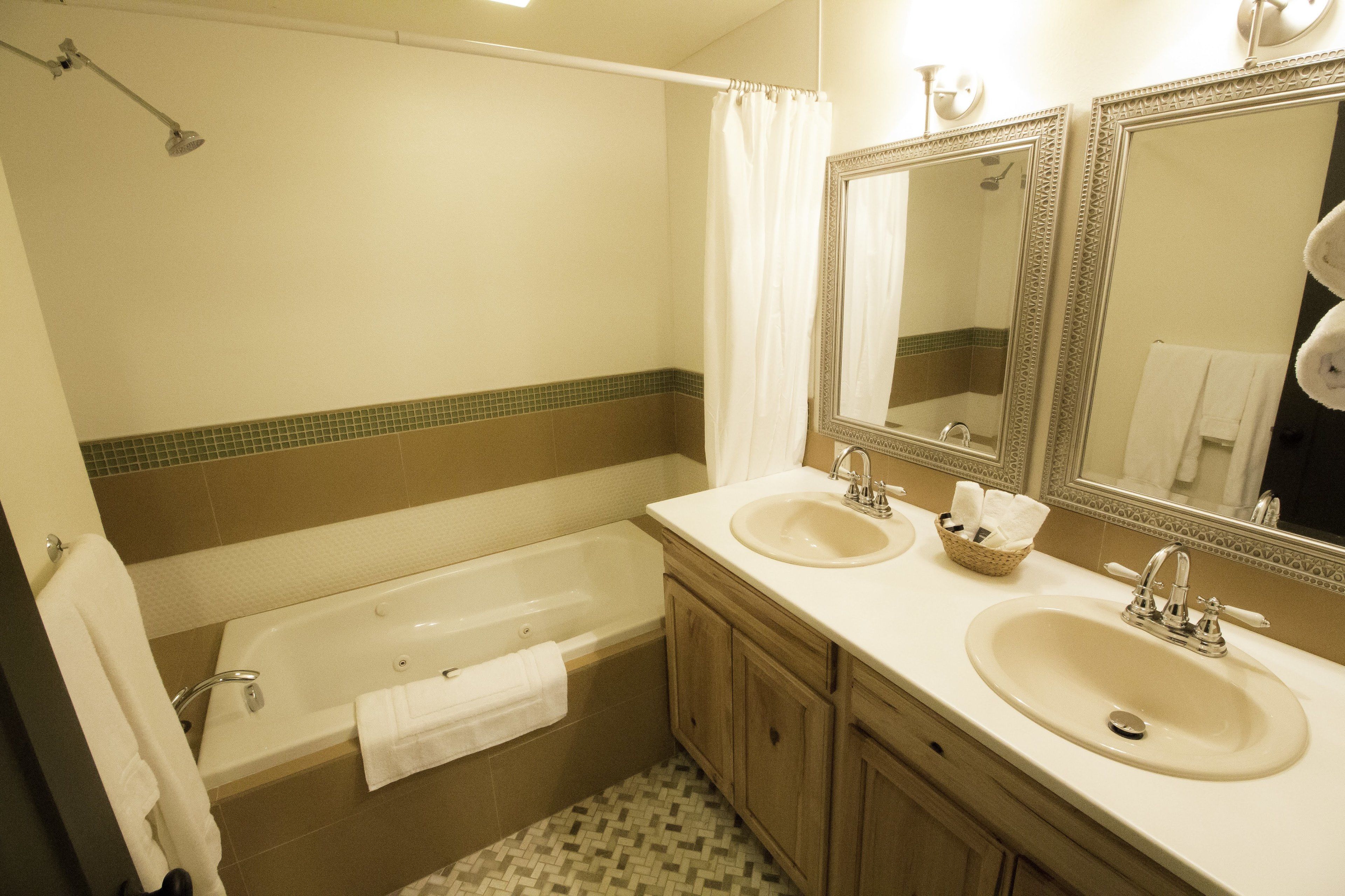 luxury suite, multiple beds, non smoking | bathroom | combined shower/bathtub, free toiletries, hair dryer, towels