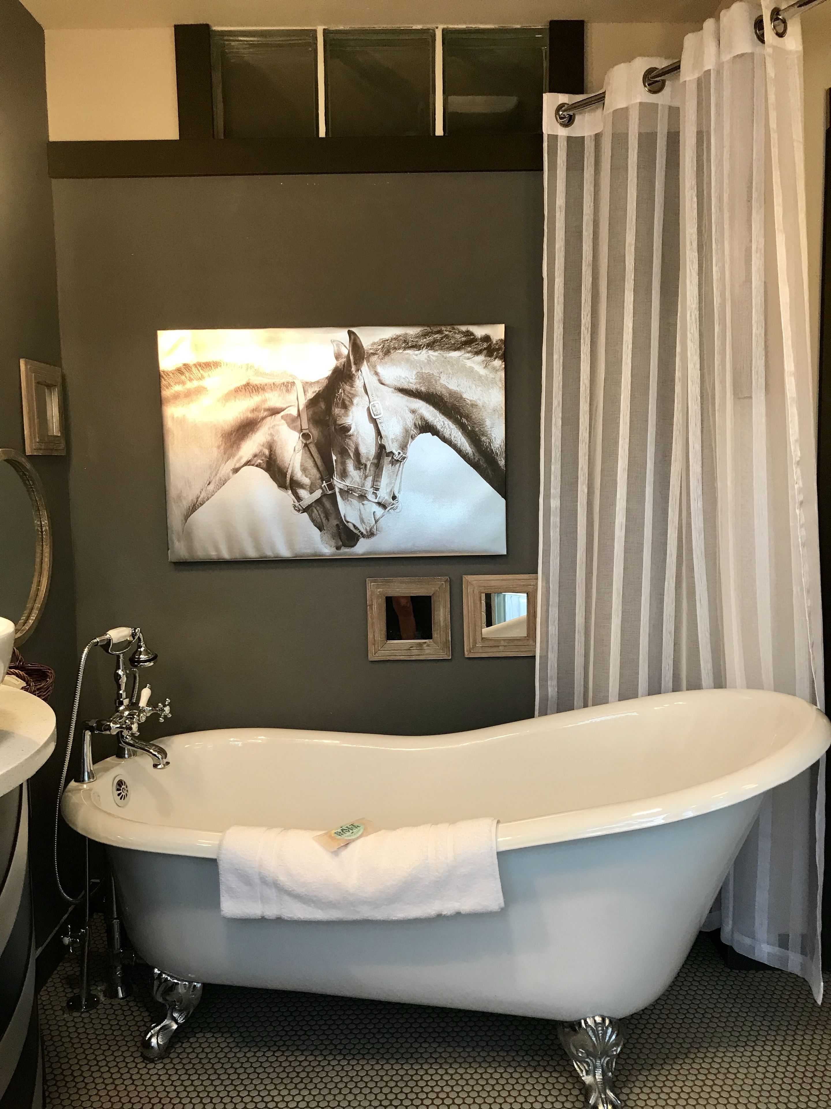 honeymoon suite, 1 king bed, non smoking | bathroom | combined shower/bathtub, free toiletries, hair dryer, towels