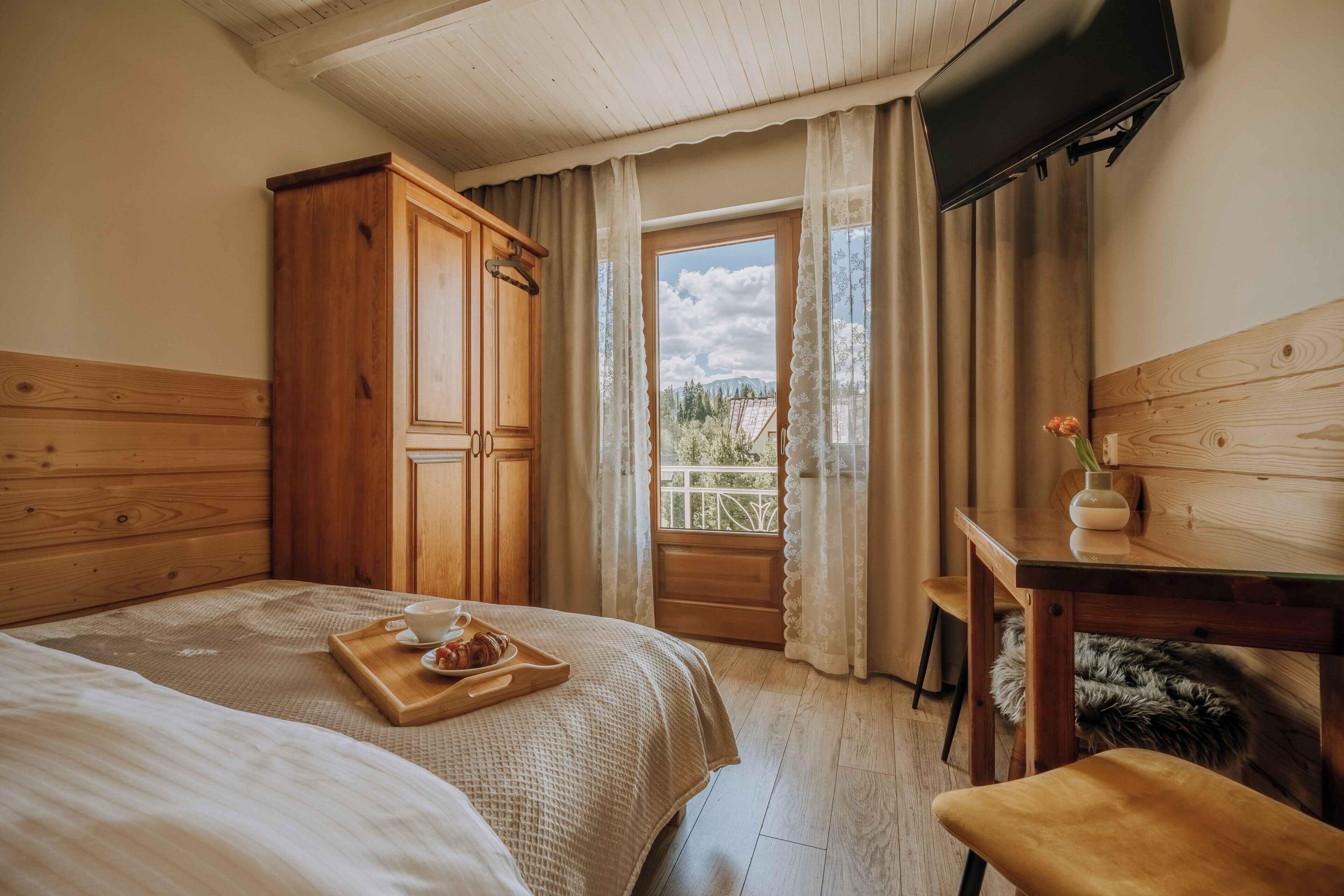Habitación cuádruple clásica, balcón | Ropa de cama hipoalergénica y espacio para trabajar con un portátil