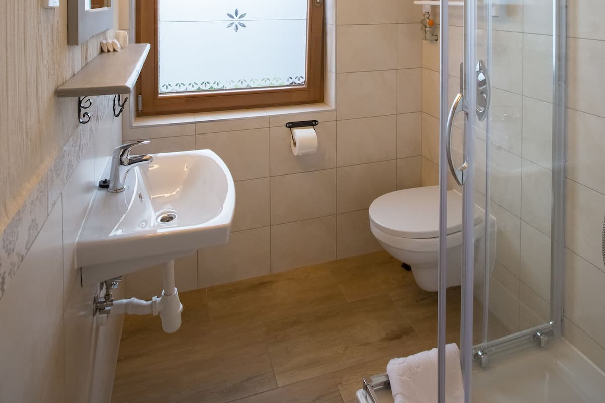 Classic Dört Kişilik Oda | Banyo | Duş, ücretsiz banyo/kozmetik ürünleri, saç kurutma makinesi, havlu