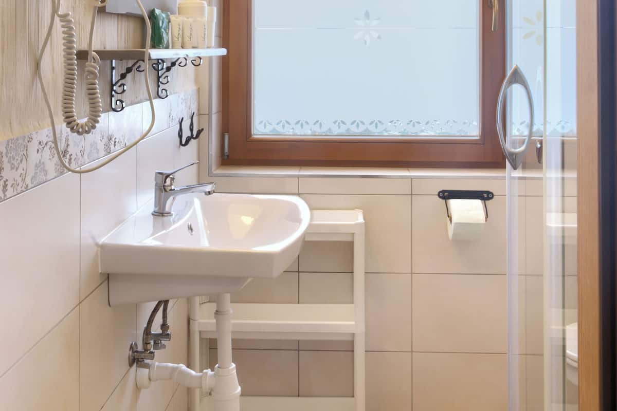 Classic Dört Kişilik Oda, Balkon | Banyo | Duş, ücretsiz banyo/kozmetik ürünleri, saç kurutma makinesi, havlu