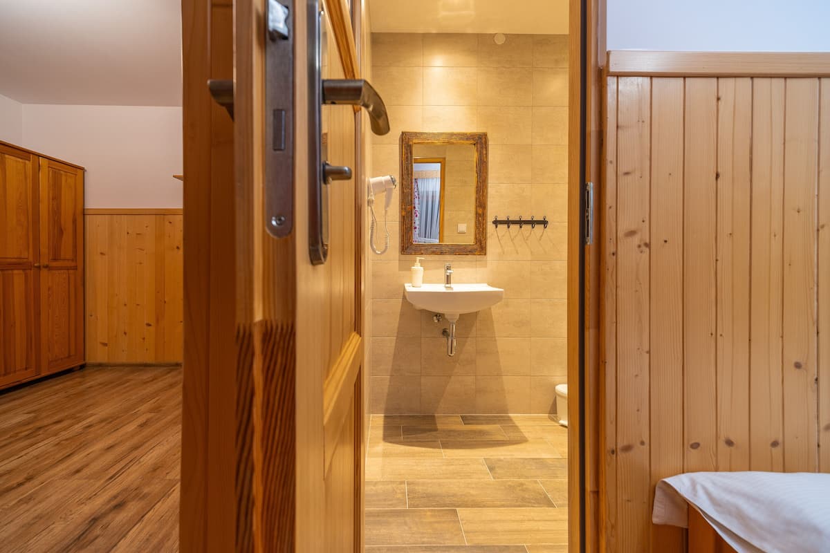 Classic Dört Kişilik Oda, Balkon | Anti alerjik yatak takımı, ayrı ayrı dekore edilmiş, ayrı ayrı döşenmiş