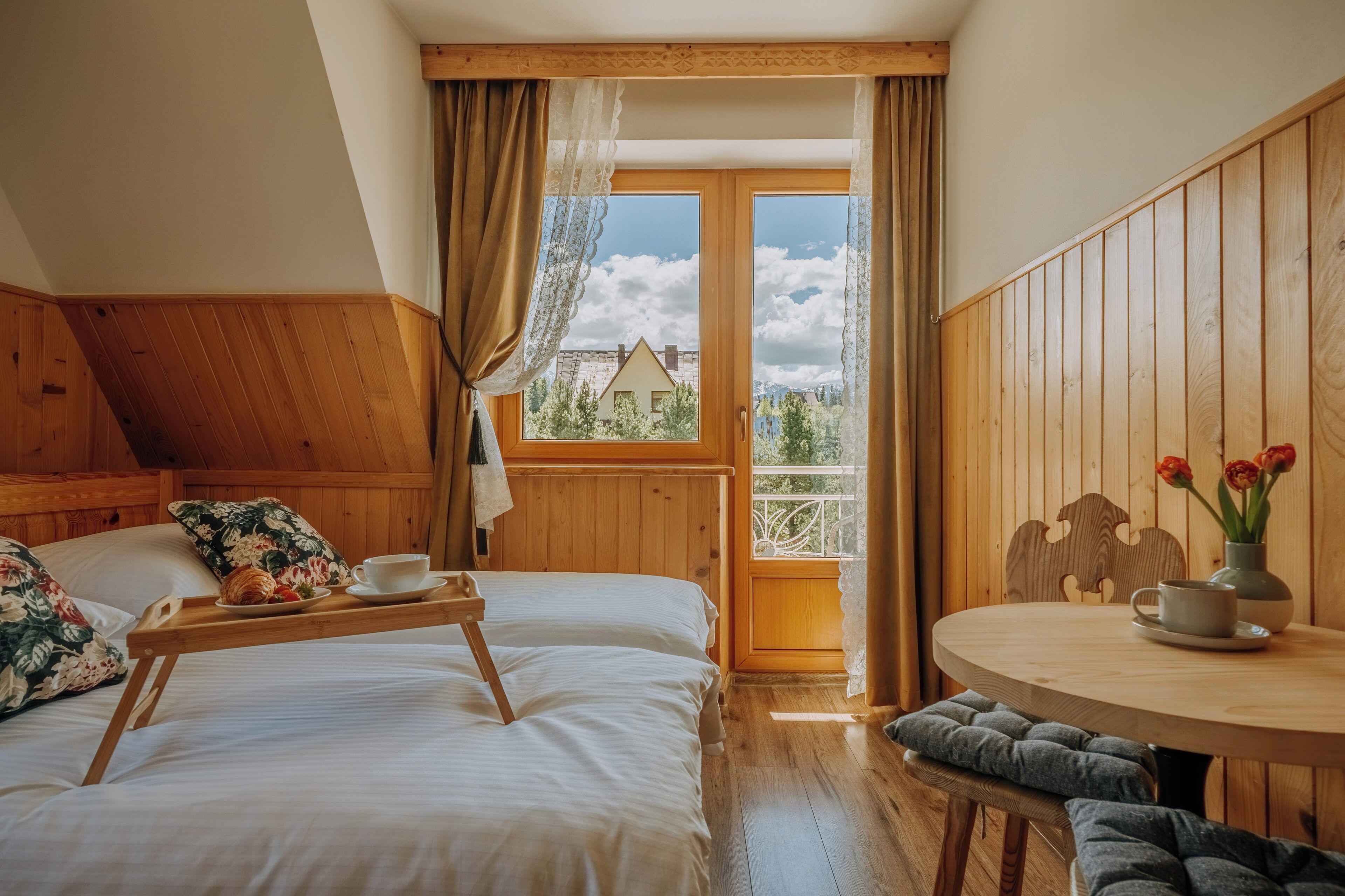 Habitación cuádruple clásica, balcón | Ropa de cama hipoalergénica y espacio para trabajar con un portátil