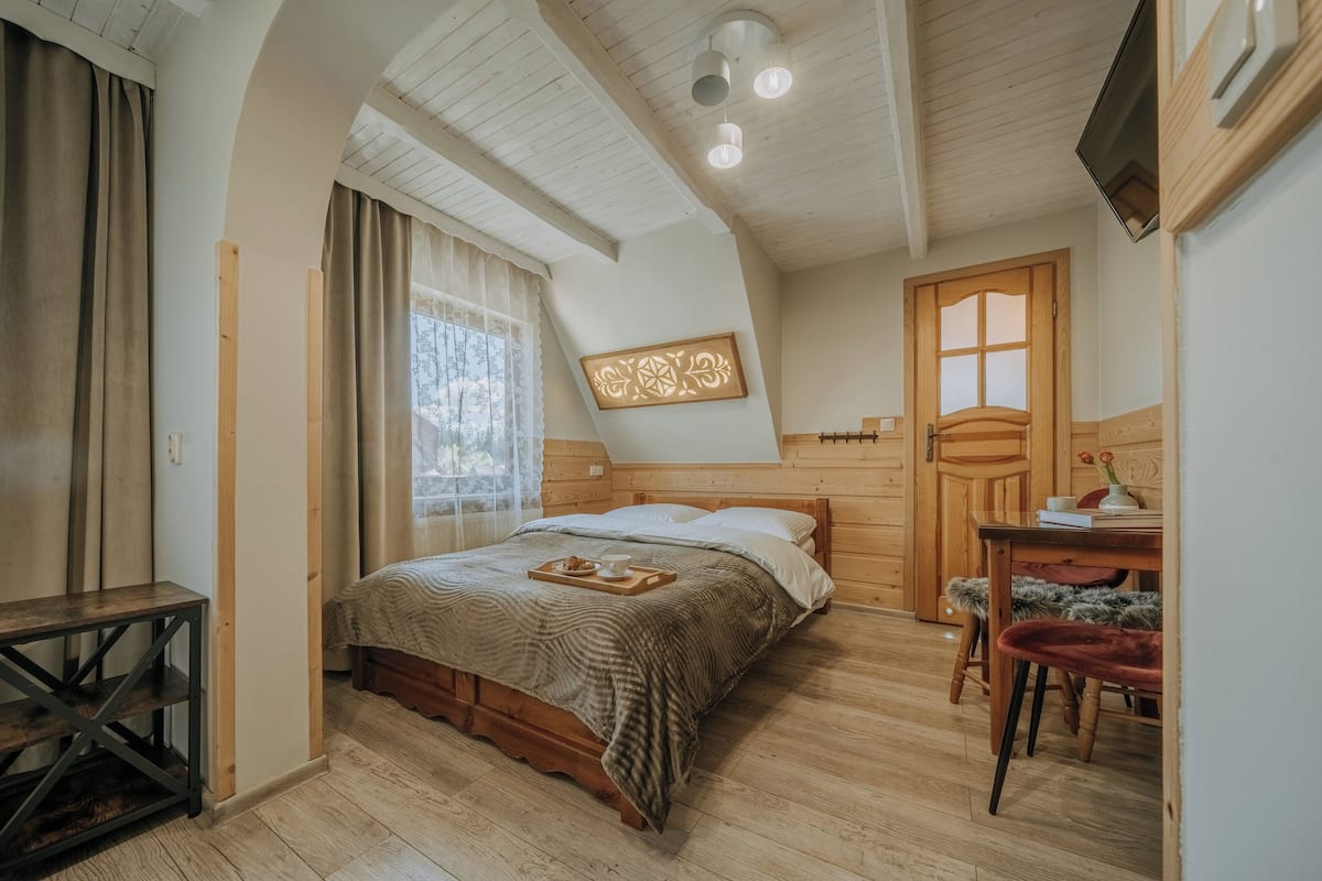Habitación cuádruple clásica | Ropa de cama hipoalergénica y espacio para trabajar con un portátil