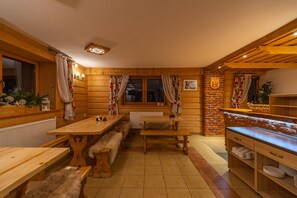 Café da manhã com buffet todos os dias (PLN 40 por pessoa)