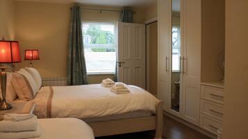 Deluxe Townhome, 2 Bedrooms, Kitchen, Courtyard Area