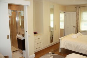 Deluxe Townhome, 2 Bedrooms, Kitchen, Courtyard Area | 2 bedrooms, Egyptian cotton sheets, premium bedding, memory foam beds - No 3 Fair Hill House (Killarney)