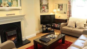 Deluxe Townhome, 2 Bedrooms, Kitchen, Courtyard Area | Living area