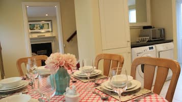 Townhouse Deluks, 2 kamar tidur, dapur, area halaman | Dapur pribadi | Lemari es besar, microwave, oven, dan kompor