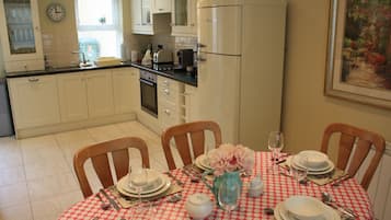 Deluxe Townhome, 2 Bedrooms, Kitchen, Courtyard Area | Private kitchen