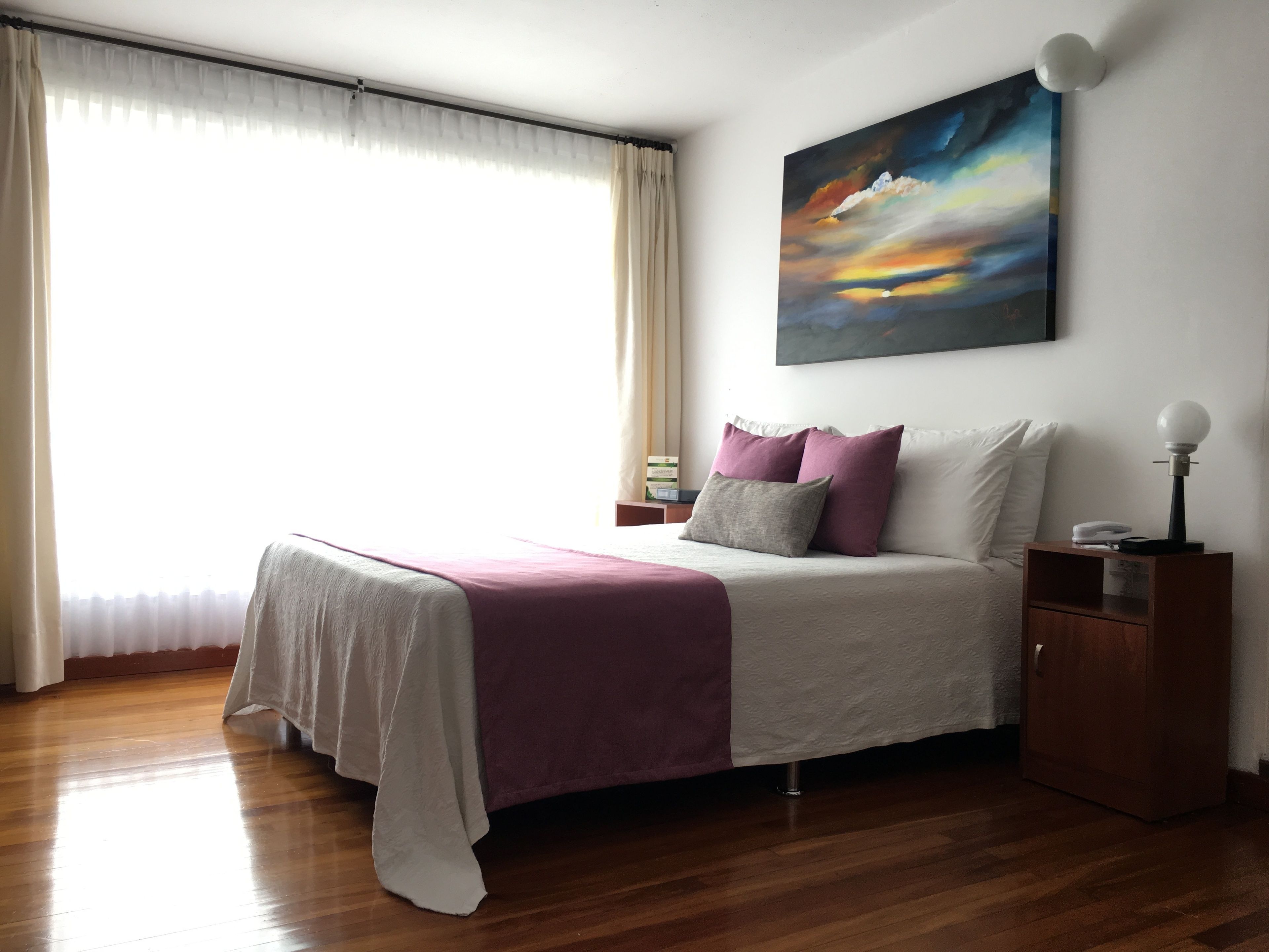 Standaard kamer, 1 tweepersoonsbed, niet-roken | Luxe beddengoed, donsdekens, een minibar, een kluis op de kamer