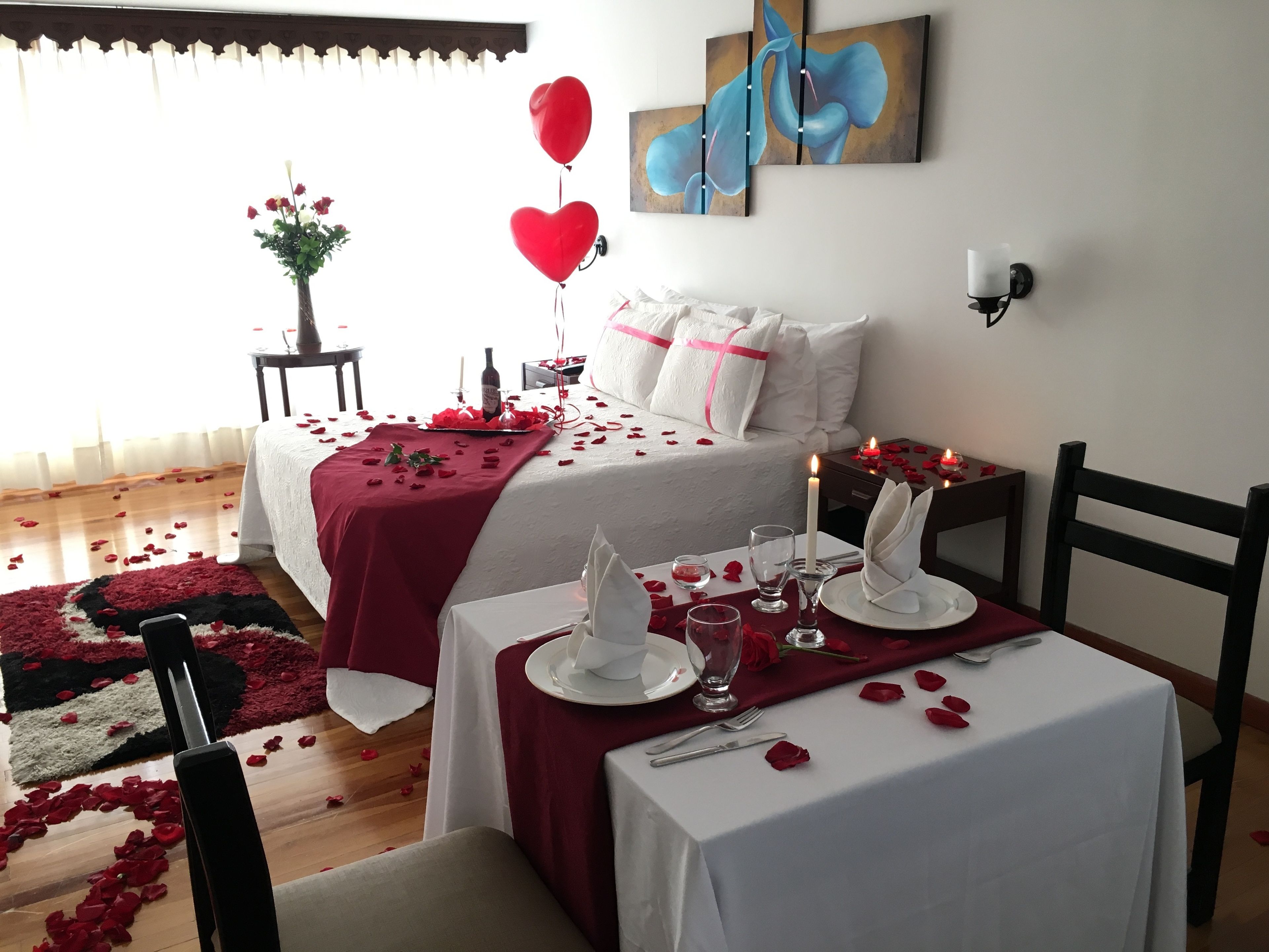 Ropa de cama de alta calidad, cubrecamas y minibar 