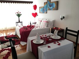 Ropa de cama de alta calidad, cubrecamas y minibar 